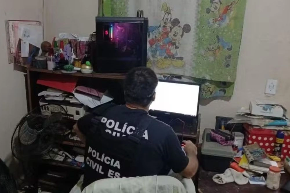 Adolescente é alvo de operação que investiga pedofilia e neonazismo em Oeiras