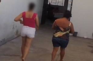 Adolescente é apreendida após ameaçar mãe com faca no pescoço em Teresina (Foto: Repórter 12/Conecta Piauí) Adolescente é apreendida após ameaçar mãe com faca no pescoço em Teresina (Foto: Repórter 12/Conecta Piauí)