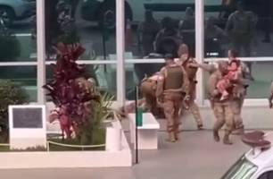 BOPE prende homem que ameaçava explodir bomba em ministério e fazia família refém (Foto: Reprodução)