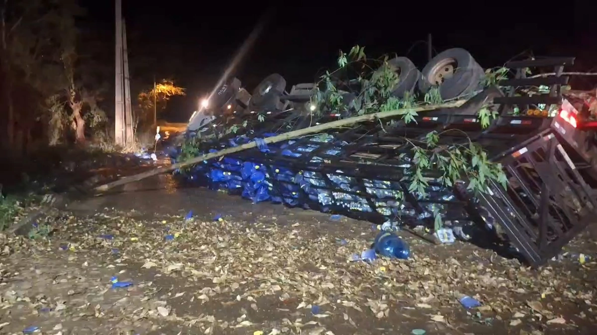 Caminhão com carga de água mineral tomba e deixa feridos em Antônio Almeida
