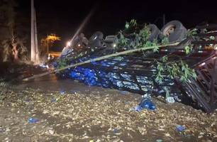 Caminhão com carga de água mineral tomba e deixa feridos em Antônio Almeida (Foto: Reprodução)