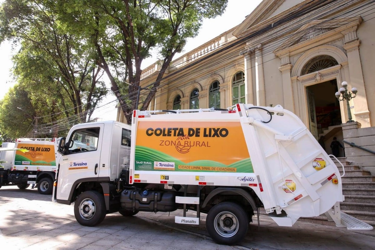 Caminhão de limpeza em frente a PMT