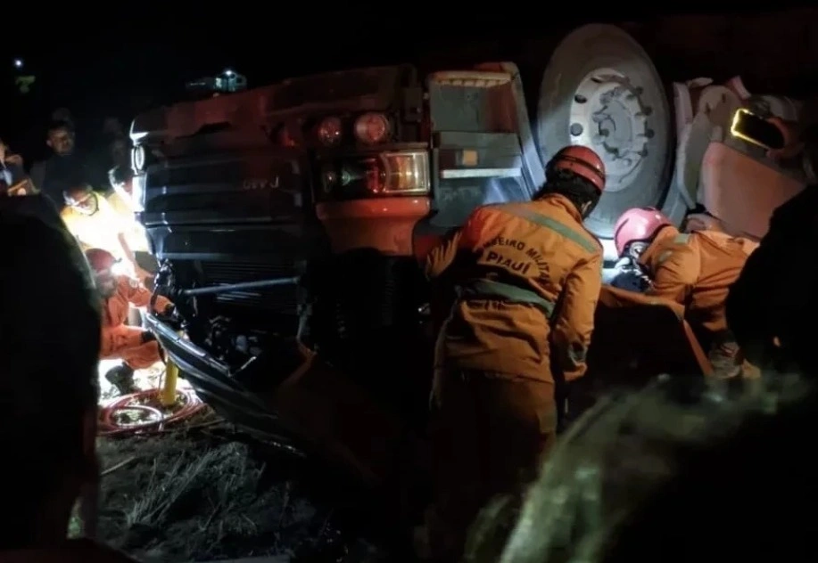 Carreta tomba e motorista fica preso às ferragens em Itainópolis