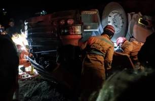 Carreta tomba e motorista fica preso às ferragens em Itainópolis (Foto: Reprodução)