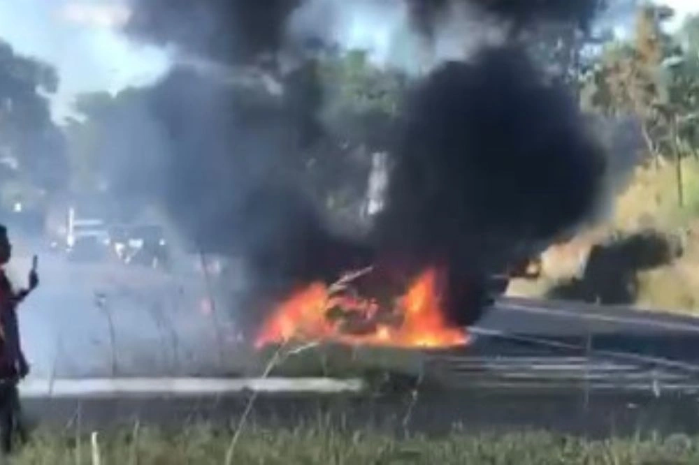 Carro pega fogo após colisão na PI-130 entre Teresina e Monsenhor Gil