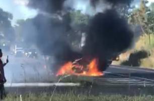 Carro pega fogo após colisão na PI-130 entre Teresina e Monsenhor Gil (Foto: Reprodução)