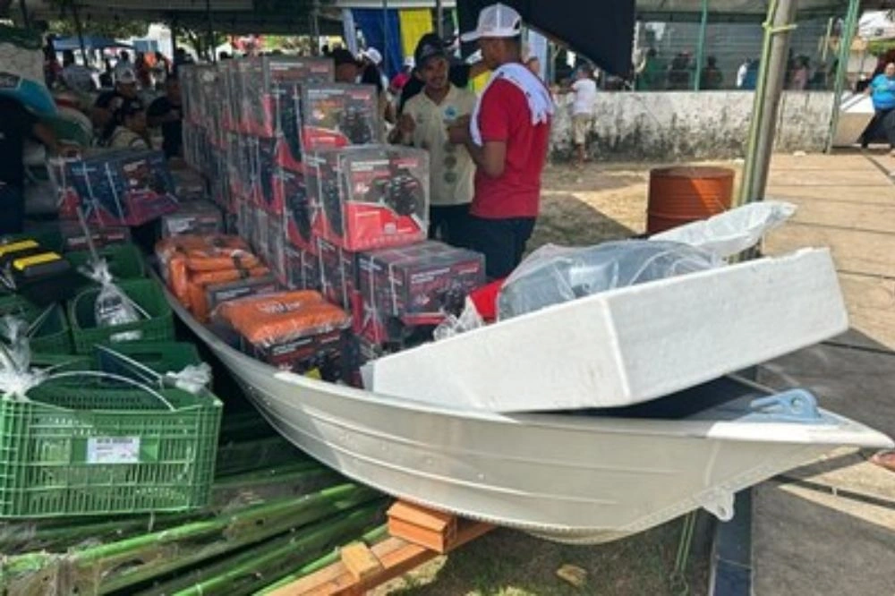 Codevasf entrega motores e barco a pescadores de Madeiro em evento da aquicultura