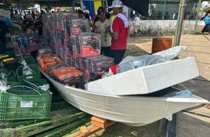 Codevasf entrega motores e barco a pescadores de Madeiro em evento da aquicultura (Foto: Reprodução)
