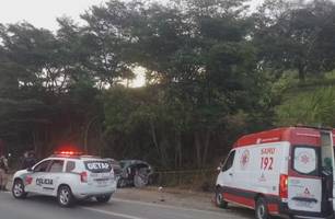 Colisão entre caminhão e dois carros deixa três mortos e seis feridos em MG (Foto: Reprodução)