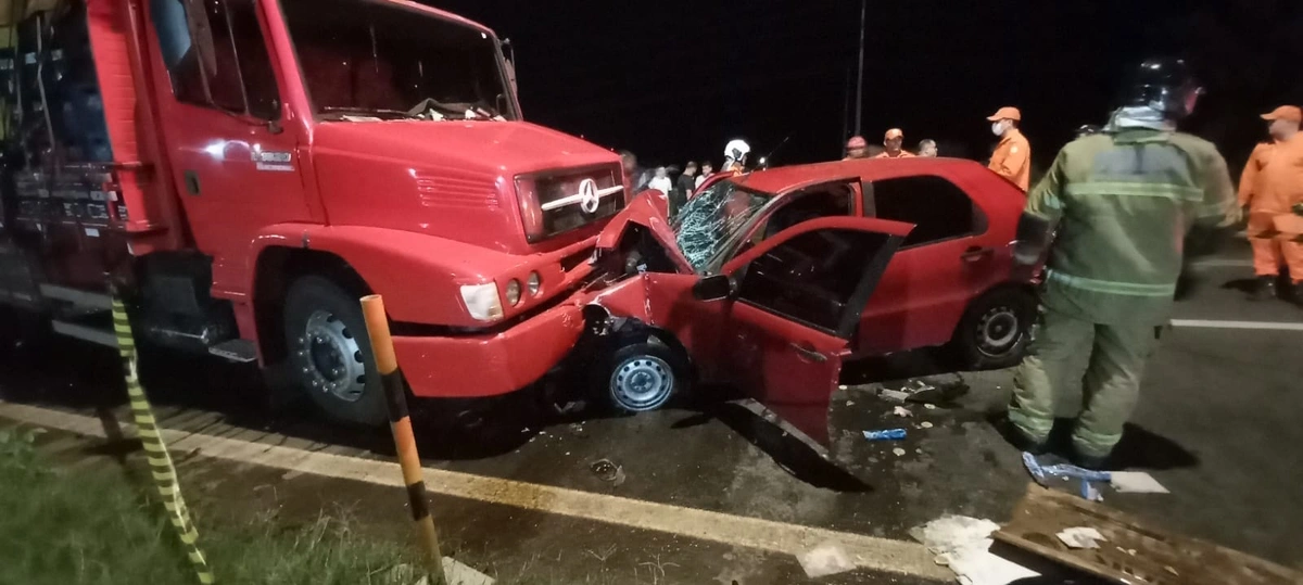 Colisão entre carro e caminhão deixa um morto e um ferido na BR-343, em Teresina