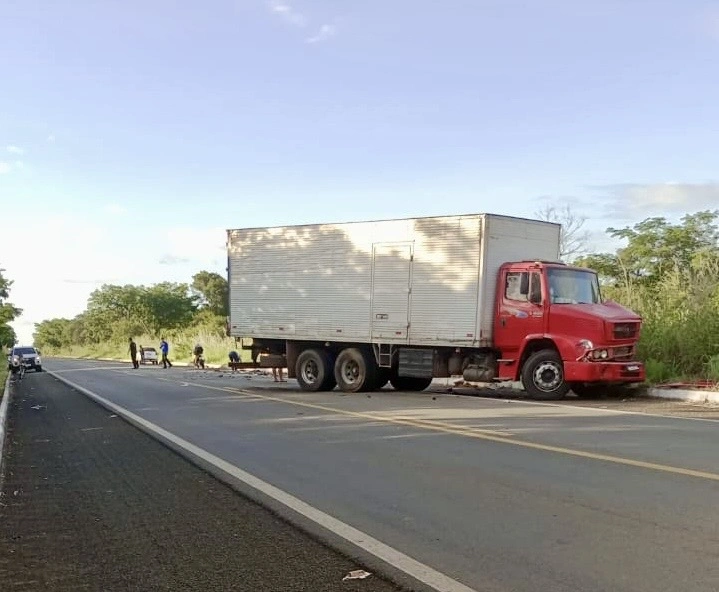 Colisão envolvendo duas caminhonetes e um caminhão-baú deixa feridos em Angical