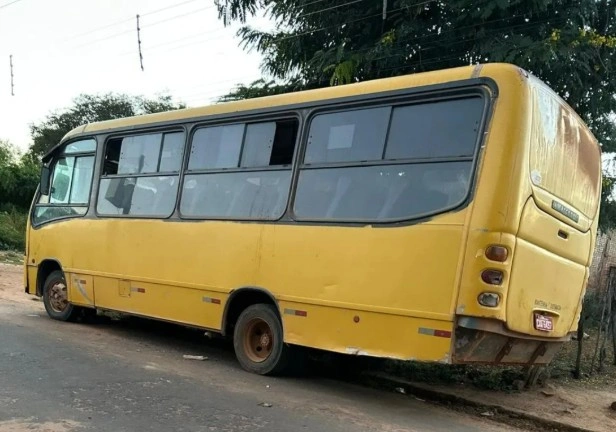 Criança de 4 anos é esquecida em ônibus escolar trancado com cadeado no Piauí