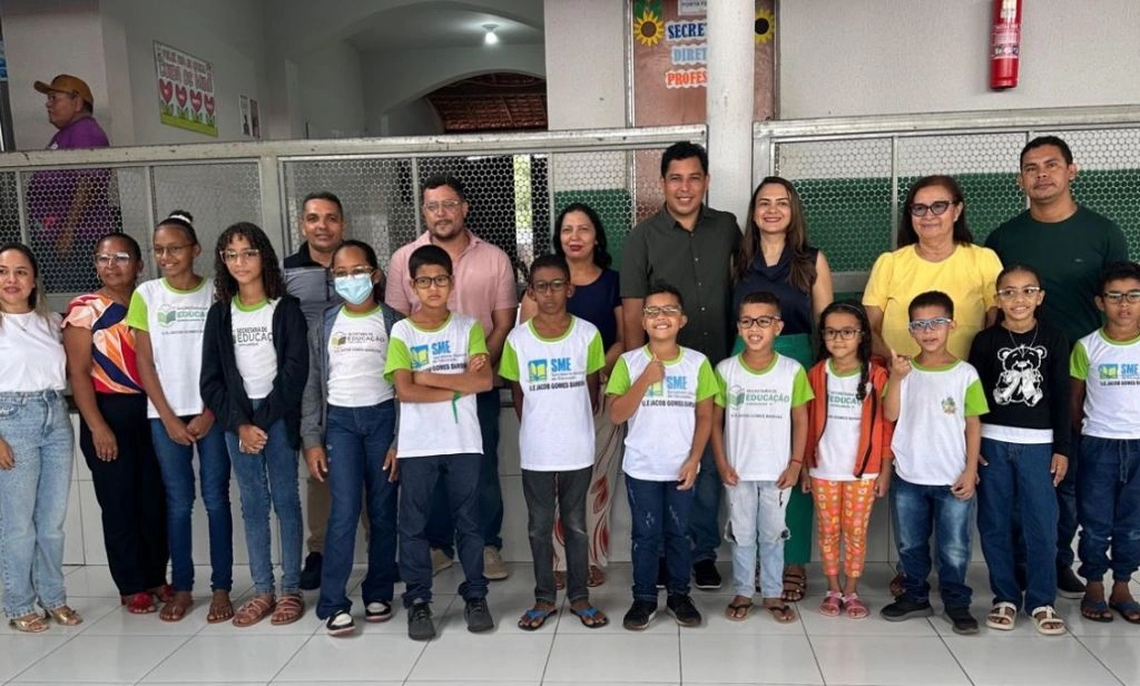 Entrega de óculos marca compromisso com a educação em Curralinhos nesta segunda (12)