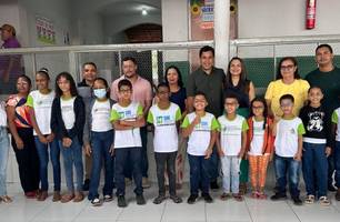 Entrega de óculos marca compromisso com a educação em Curralinhos nesta segunda (12) (Foto: Reprodução) Entrega de óculos marca compromisso com a educação em Curralinhos nesta segunda (12) (Foto: Reprodução)