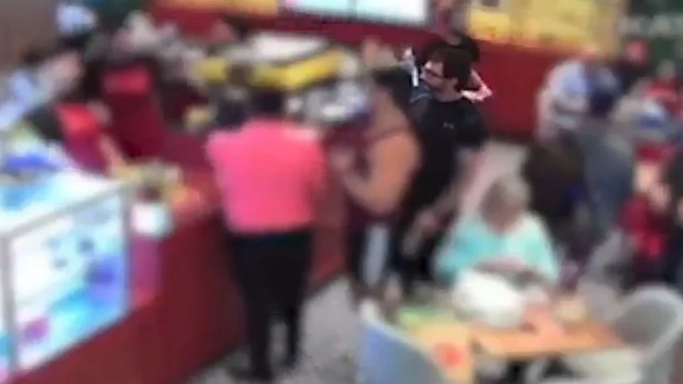 Fabio de Melo (de preto), o assessor (de camiseta regata vermelha) e o gerente, de camisa rosa