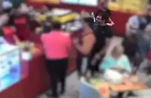 Fabio de Melo (de preto), o assessor (de camiseta regata vermelha) e o gerente, de camisa rosa (Foto: Reprodução) Fabio de Melo (de preto), o assessor (de camiseta regata vermelha) e o gerente, de camisa rosa (Foto: Reprodução)