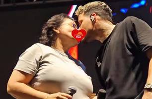 Felipe Amorim beija Jôve Oliveira em show e cena pega todo mundo de surpresa (Foto: Reprodução) Felipe Amorim beija Jôve Oliveira em show e cena pega todo mundo de surpresa (Foto: Reprodução)