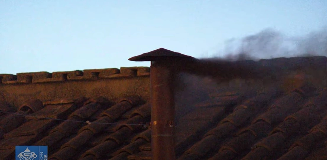 Fumaça Preta: cardeais ainda não definiram novo Papa no Vaticano