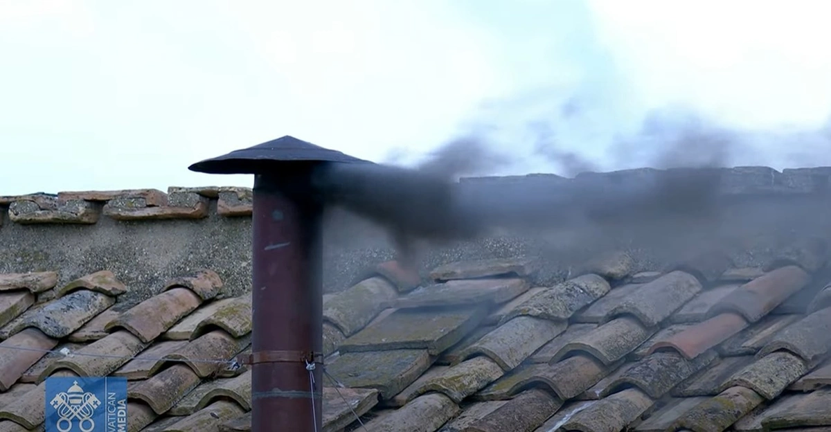 Fumaça preta volta a subir no Vaticano na manhã desta quinta-feira (08)