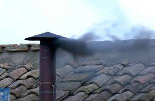 Fumaça preta volta a subir no Vaticano na manhã desta quinta-feira (08) (Foto: Reprodução/Vatican News)