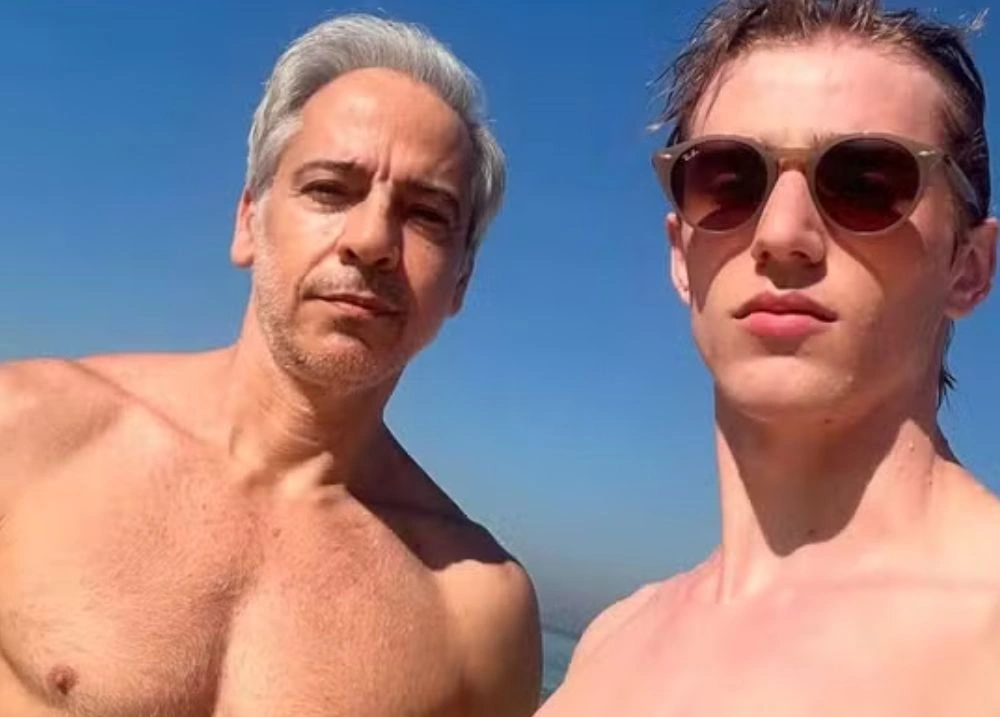 Galã da primeira versão de 'Vale Tudo' revela relacionamento com jovem 42 anos mais novo