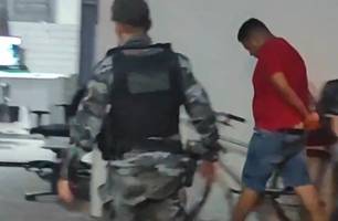 'Gordinho', suspeito de tráfico e porte ilegal, é preso na zona Sul de Teresina (Foto: Repórter 12/Conecta Piauí) 'Gordinho', suspeito de tráfico e porte ilegal, é preso na zona Sul de Teresina (Foto: Repórter 12/Conecta Piauí)