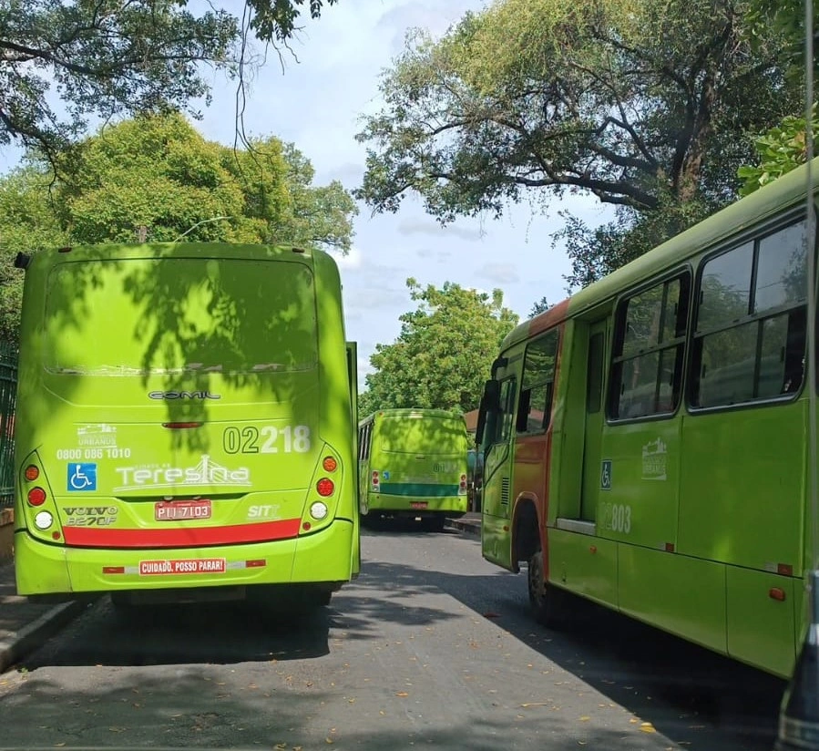 Greve dos ônibus entra no segundo dia e interdita a rua Areolino de Abreu