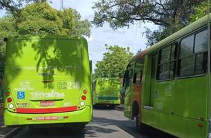 Greve dos ônibus entra no segundo dia e interdita a rua Areolino de Abreu (Foto: Reprodução)