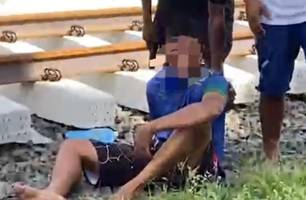 Jovem é rendido por populares após suspeita de assalto na zona Sudeste de Teresina (Foto: Reprodução) Jovem é rendido por populares após suspeita de assalto na zona Sudeste de Teresina (Foto: Reprodução)