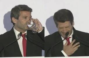Líder da extrema-direita de Portugal passa mal após beber água durante comício (Foto: Reprodução/X) Líder da extrema-direita de Portugal passa mal após beber água durante comício (Foto: Reprodução/X)