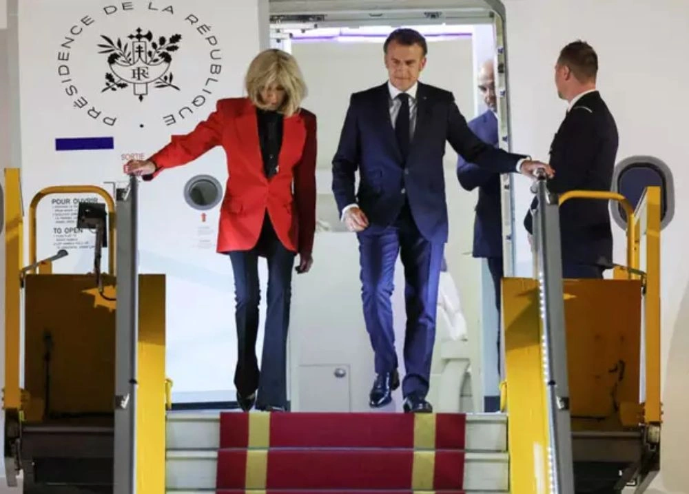 Macron leva tapa no rosto