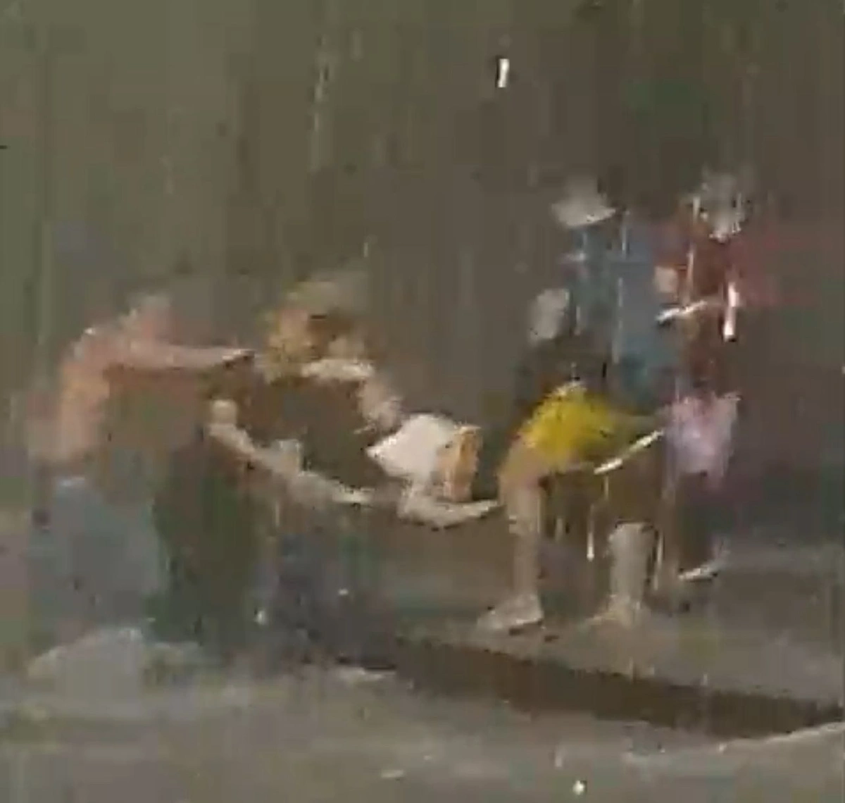 Mulher é resgatada por moradores após ser arrastada pela correnteza no Promorar