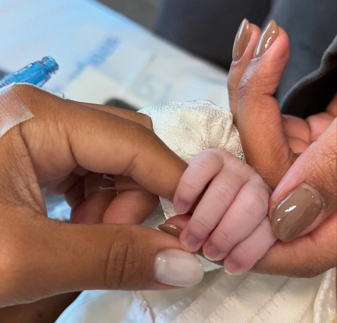 Nasce Zuri, filha de Ludmilla e Brunna Gonçalves: 'Multiplicamos o amor'