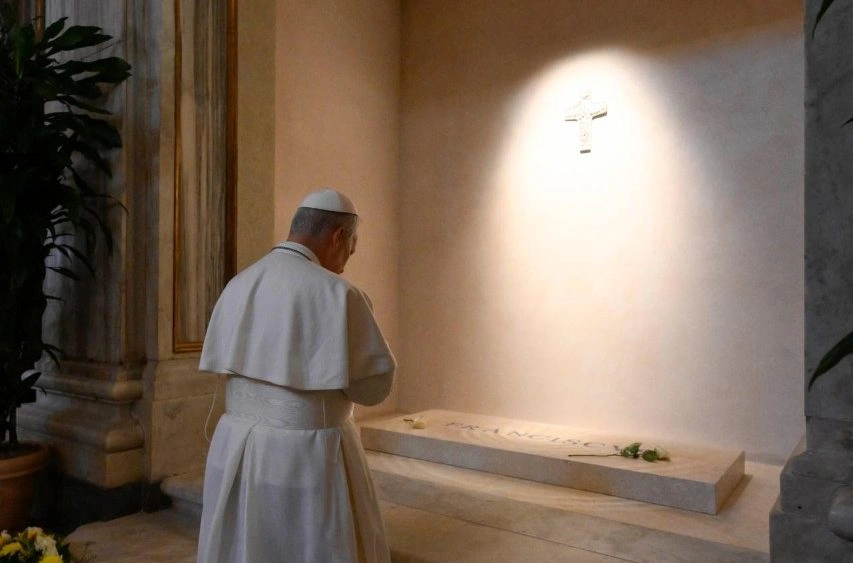 Papa Leão XIV reza diante do túmulo de Francisco em Santa Maria Maior