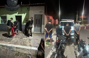 PM apreende motos adulteradas e leva quatro suspeitos à delegacia em Pedro II (Foto: Reprodução)