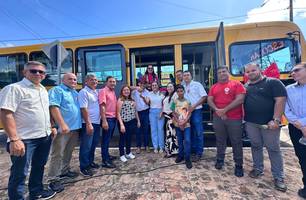 Prefeito Abdoral Melo entrega ônibus escolar e ambulância do SAMU em São João do Arraial no Dia do Trabalho (Foto: Divulgação) Prefeito Abdoral Melo entrega ônibus escolar e ambulância do SAMU em São João do Arraial no Dia do Trabalho (Foto: Divulgação)