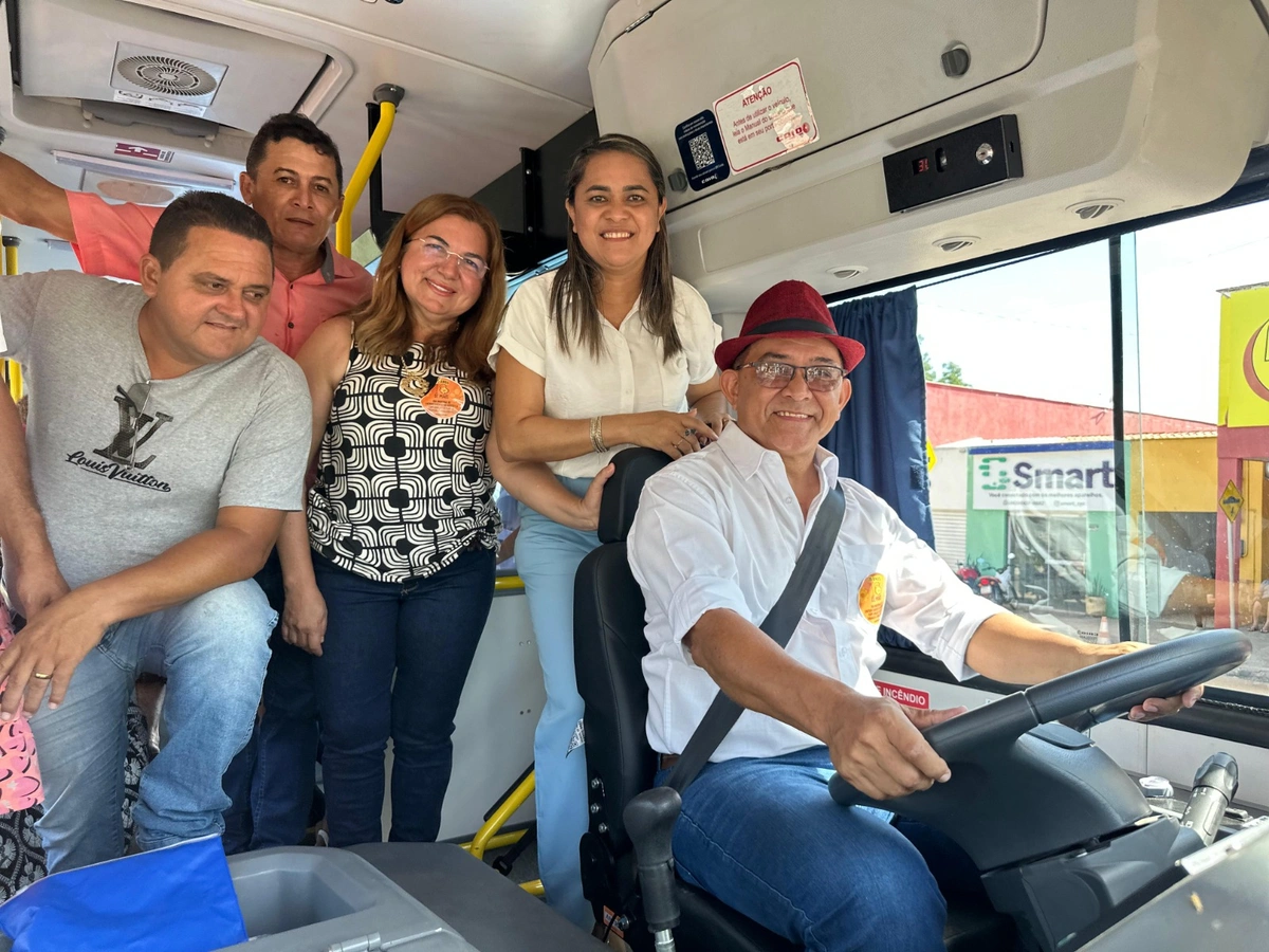 Prefeito Abdoral Melo entrega ônibus escolar e ambulância do SAMU em São João do Arraial no Dia do Trabalho