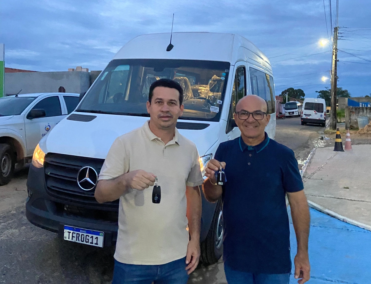 Prefeito Magnum Cardoso entrega dois veículos para a Saúde de Caxingó