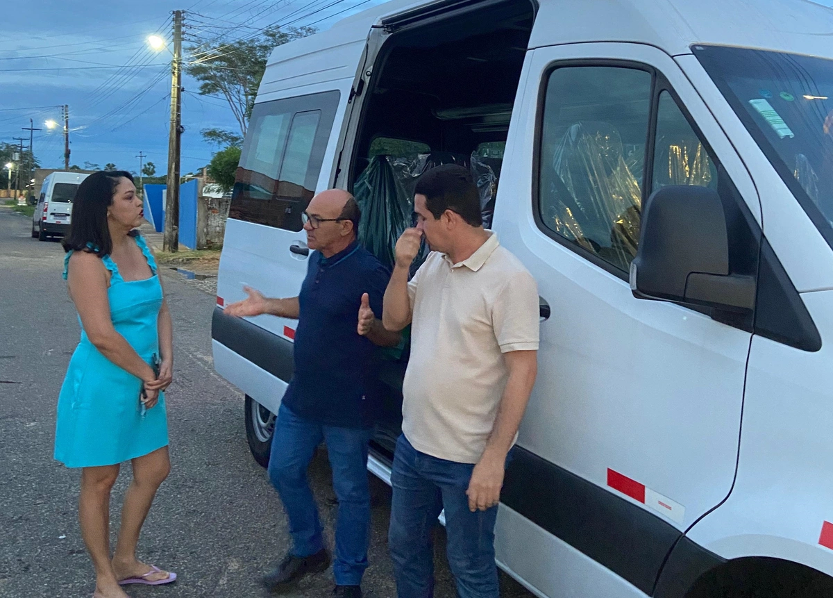 Prefeito Magnum Cardoso entrega dois veículos para a Saúde de Caxingó