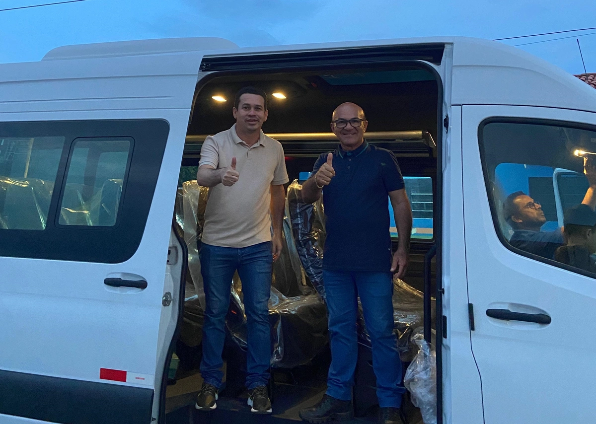 Prefeito Magnum Cardoso entrega dois veículos para a Saúde de Caxingó