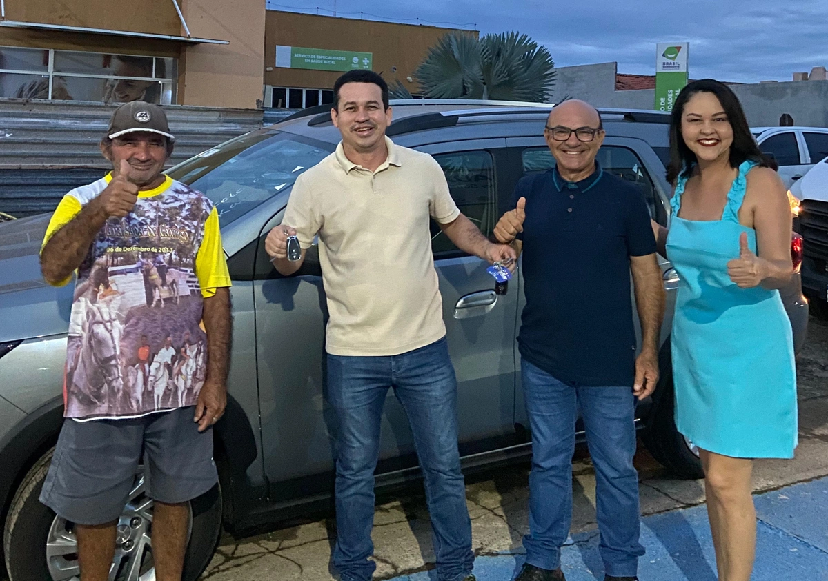 Prefeito Magnum Cardoso entrega dois veículos para a Saúde de Caxingó