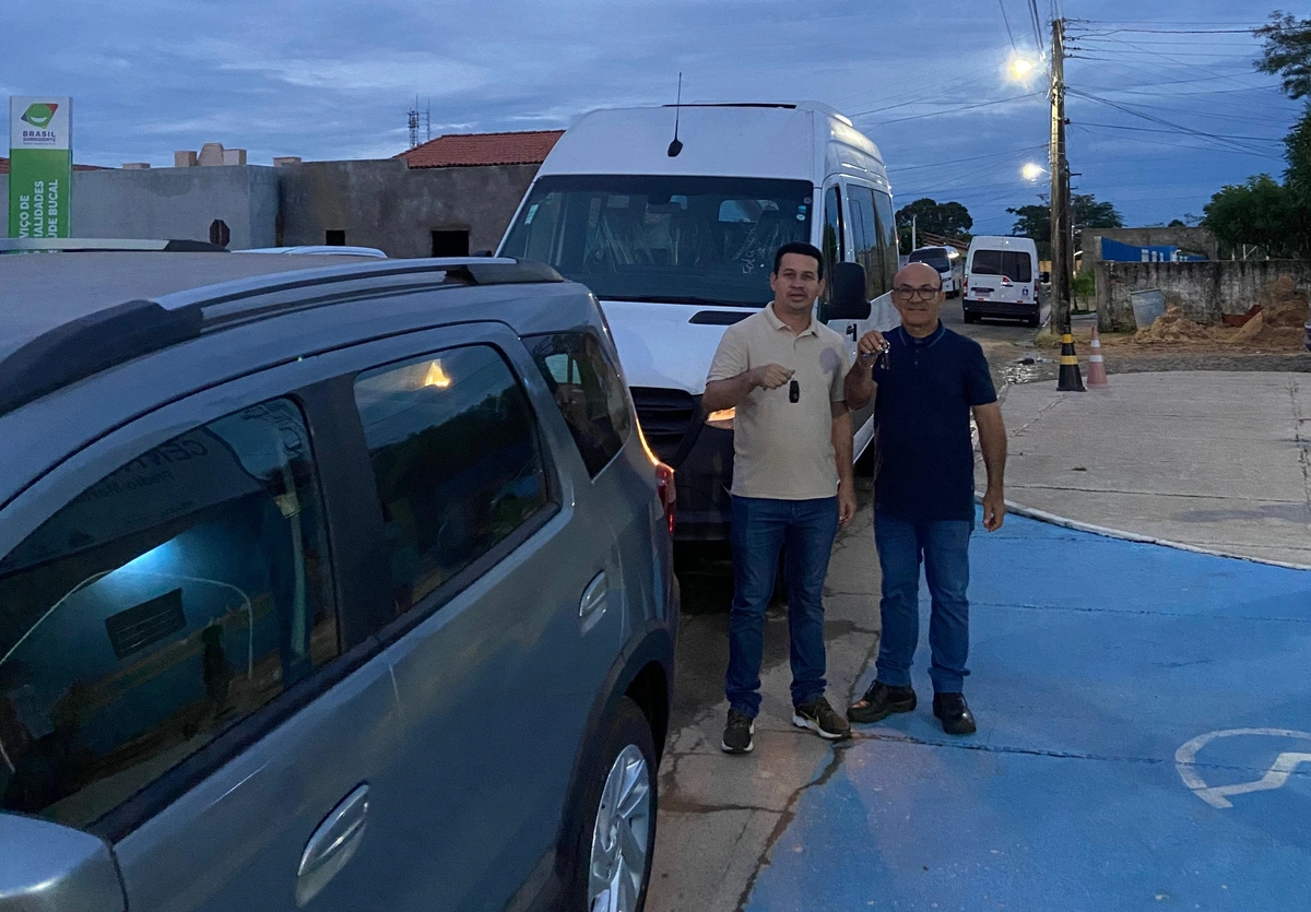 Prefeito Magnum Cardoso entrega dois veículos para a Saúde de Caxingó