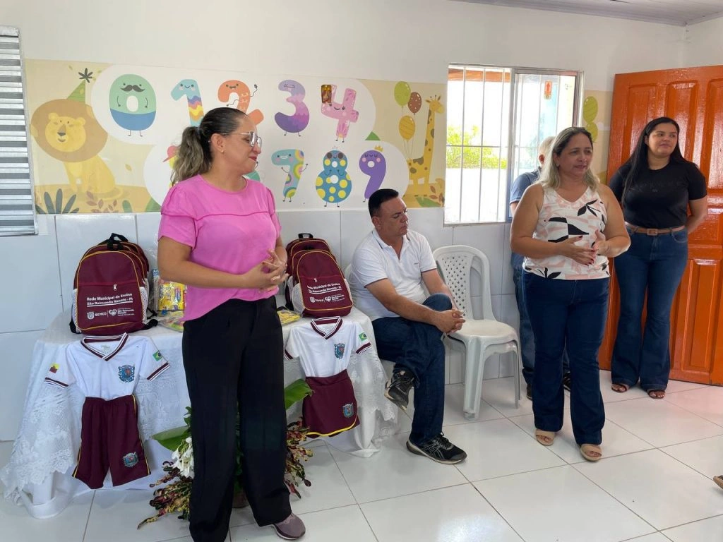 Prefeitura inicia entrega de fardamento para estudantes da rede municipal de São Raimundo