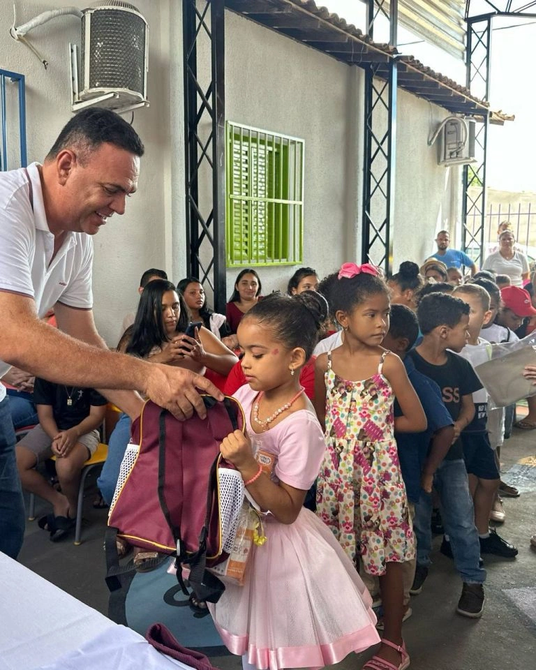 Prefeitura inicia entrega de fardamento para estudantes da rede municipal de São Raimundo