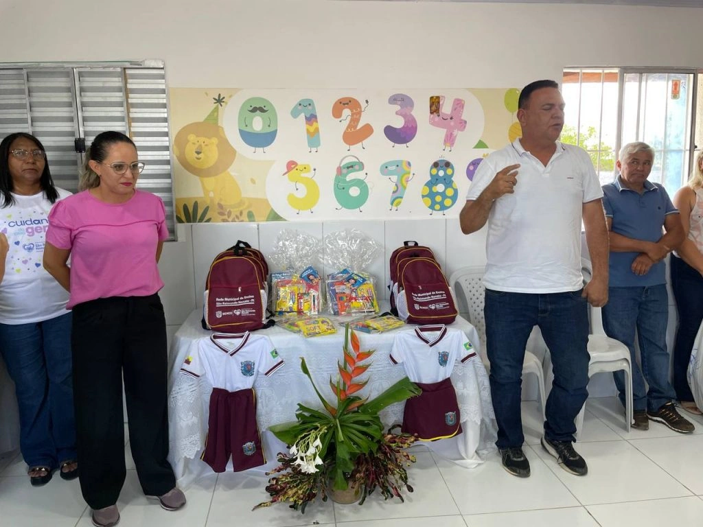 Prefeitura inicia entrega de fardamento para estudantes da rede municipal de São Raimundo