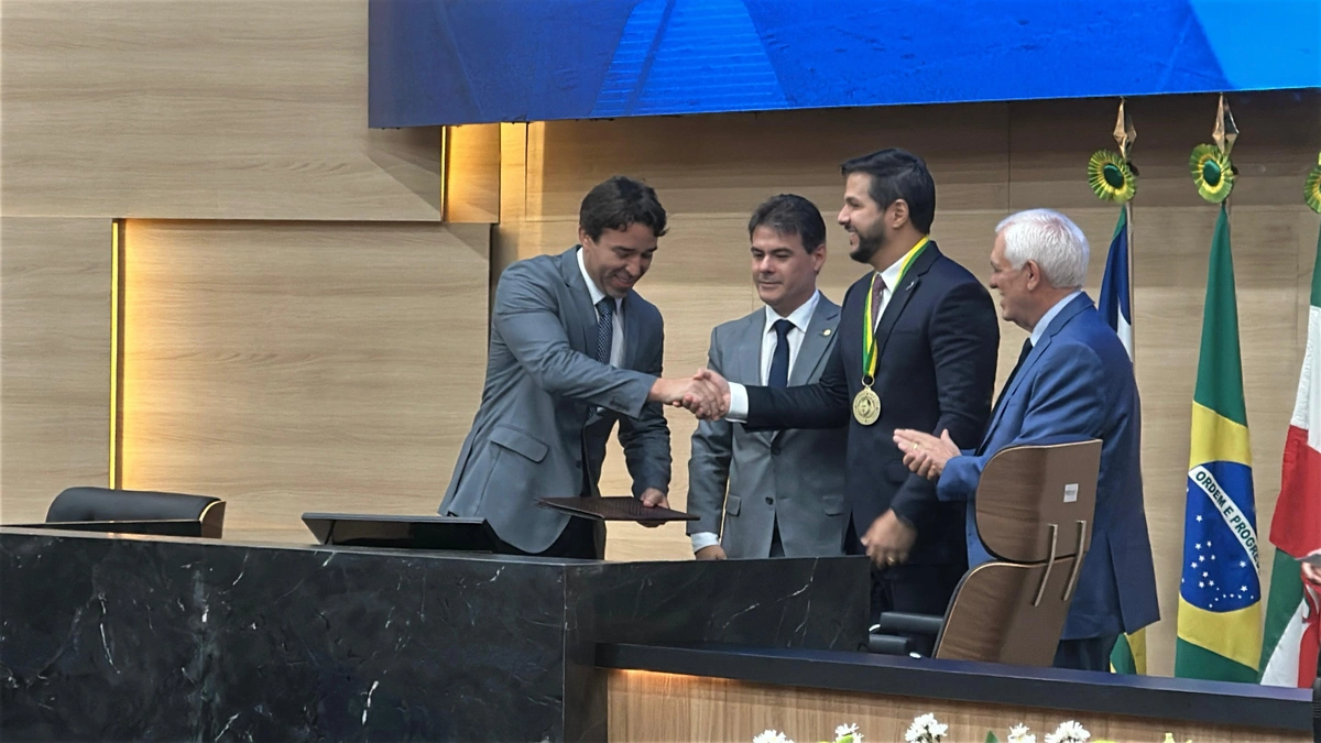 Secretário Washington Bandeira recebe Medalha do Mérito Legislativo na Alepi