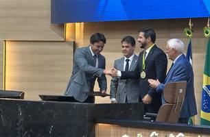 Secretário Washington Bandeira recebe Medalha do Mérito Legislativo na Alepi (Foto: James Rodrigues / Conecta Piauí)