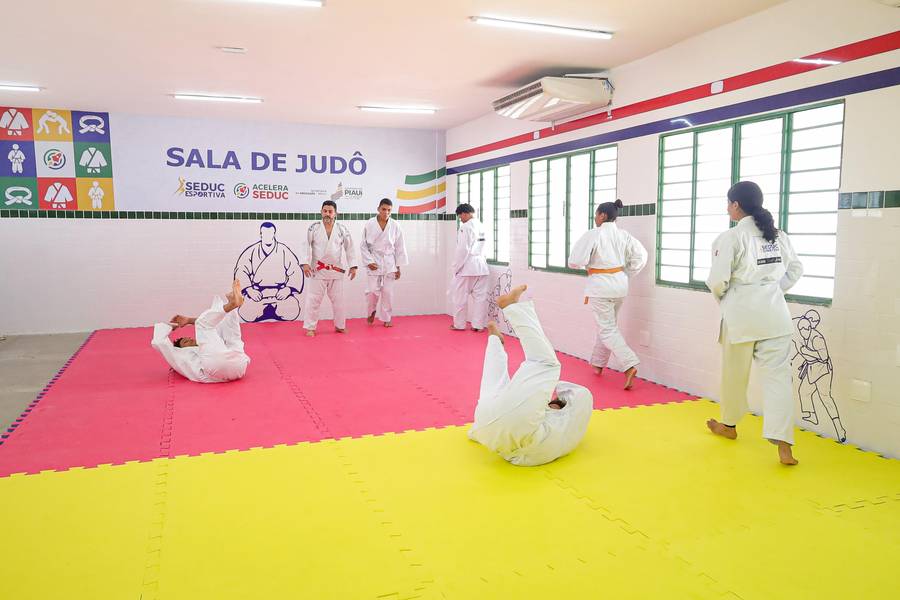 Severo Eulálio visita escola referência em educação integral no Piauí