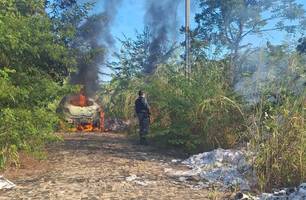 Veículo é encontrado em chamas em área de matagal em Teresina (Foto: Reprodução) Veículo é encontrado em chamas em área de matagal em Teresina (Foto: Reprodução)