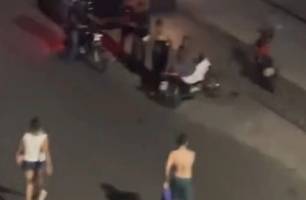 Vídeo mostra homem agredindo companheira em via pública de Floriano (Foto: Reprodução) Vídeo mostra homem agredindo companheira em via pública de Floriano (Foto: Reprodução)